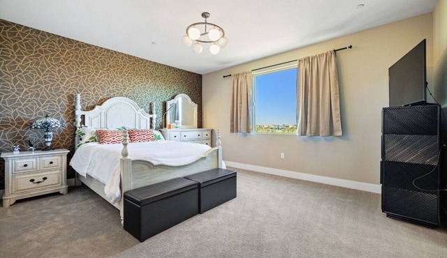 Beautiful House with a park behind it and a five-minute walk to the casino.