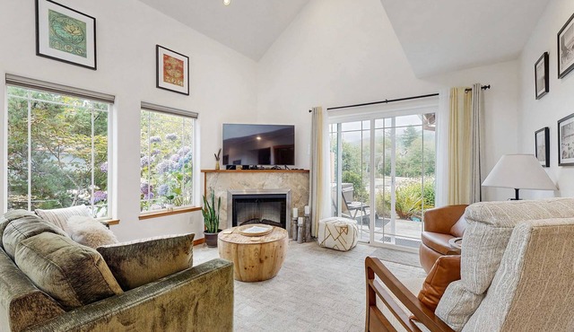 Beautiful lake view home with hot tub kayaks and bike two blocks to beach