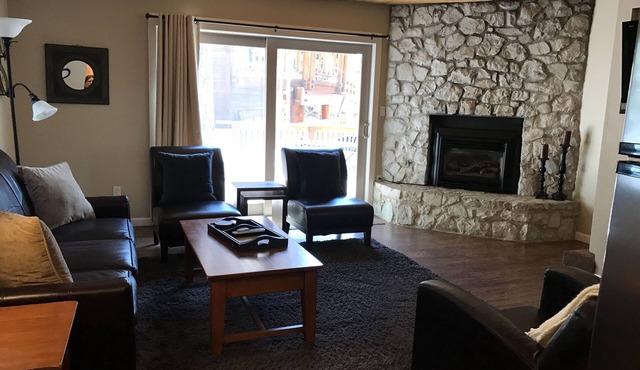 Beautiful Level Entry 3 Bedroom, 6 Beds, 2 Bath with 1 parking space