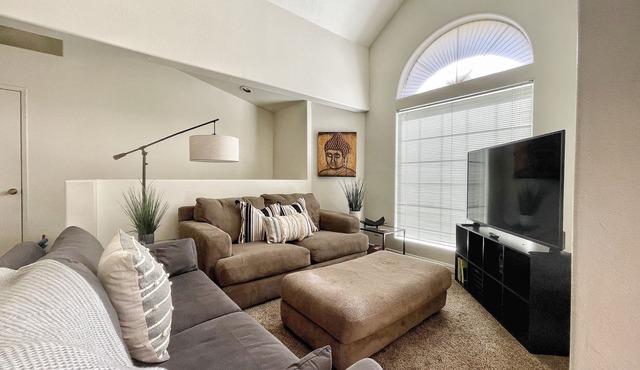 Beautiful & Quiet 2 Bed Condo in Excellent Location!
