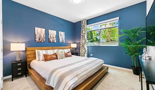 Beverly Grove Chic City Oasis 2 BR Apt + Den
