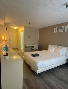 Beverly Hills Apart with En-Suite Bath c12