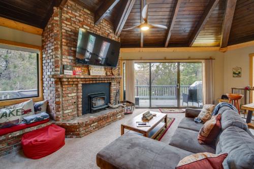 Big Bear Cabin w/Hot Tub < 3 Mi to Skiing!