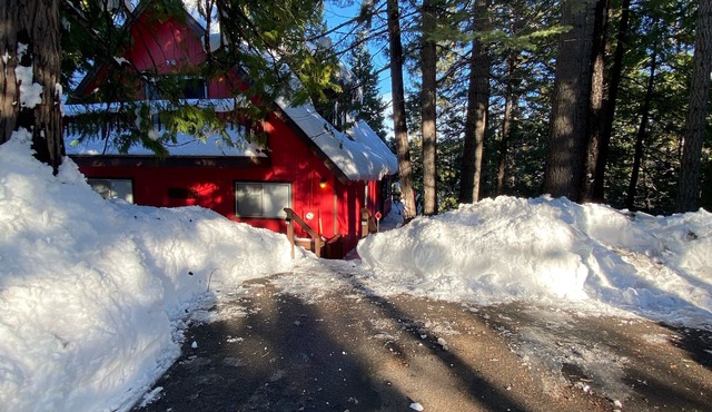 Big Red Cabin 5 min drive to Pinecrest Dodge Ridge Starlink high speed internet