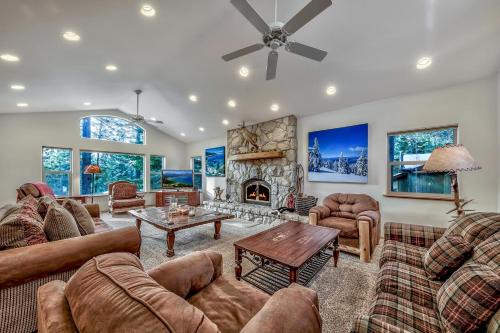 Black Bear Villa - large 4 BR 4 BA hot tub game room