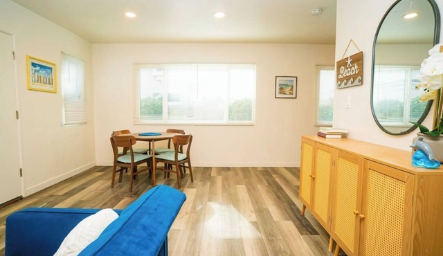 Blocks away from Pacific Beach with a King Bed + PS4