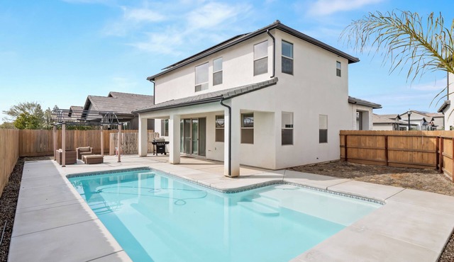 Brand New, Pool, Game Room, BBQ, 2 King Suites!