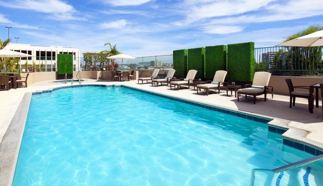 Bright 2 Double Beds | Near Long Beach Attractions