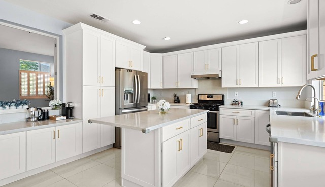 Bright Designer Home w Pool Near Everything