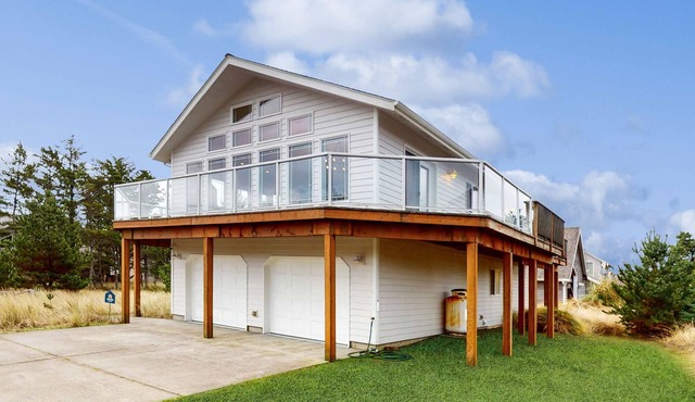 Bright remodeled home with furnished deck and private beach access dog friendly