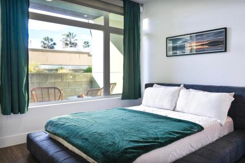 Bright & Stylish 1-Bedroom, Walk to Netflix, Perfect for Long Stays FREE PARKING