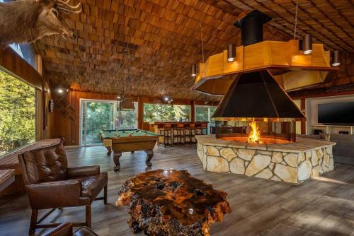 Camp Nelson Chalet | Game Room | Spacious |Hot Tub