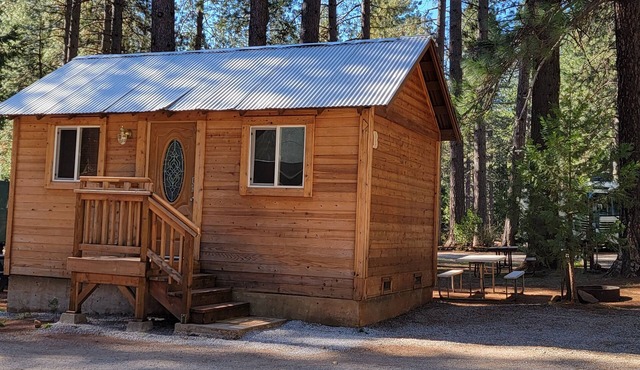 Camping Cabin B Near Lassen NP With Shared Bathrooms/Showers