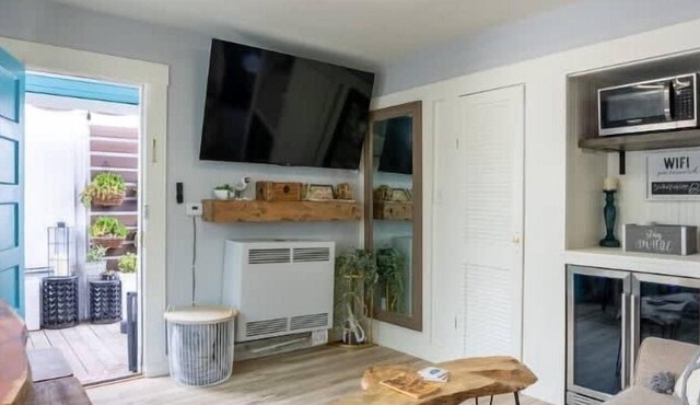 Capitola Village Bungalow - 2 Blocks from the Sand