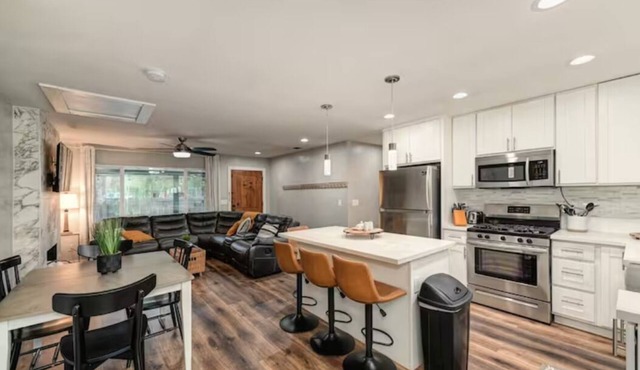 Captivating 3 Bedroom Home W/Hot Tub!