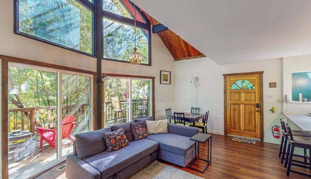 Cazadero 2BR creekside cottage — fenced yard, dogs welcome