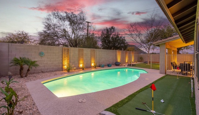 Centrally Located Super Bowl House - Pool, Putt & Play