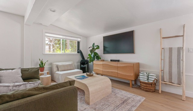 Charming 2-bedroom house steps from Moonlight Beach & Encinitas Walkable