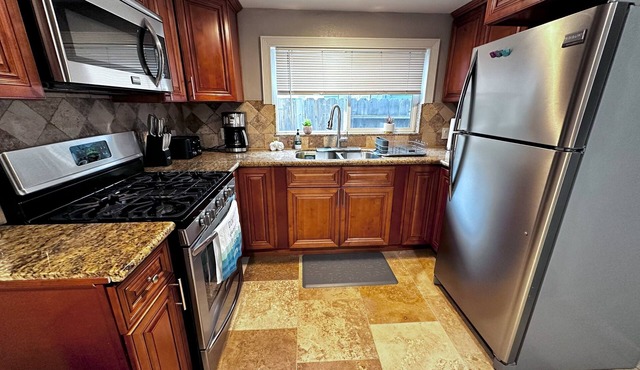 Charming 2-bedroom cottage in pleasant Port Hueneme with WiFi