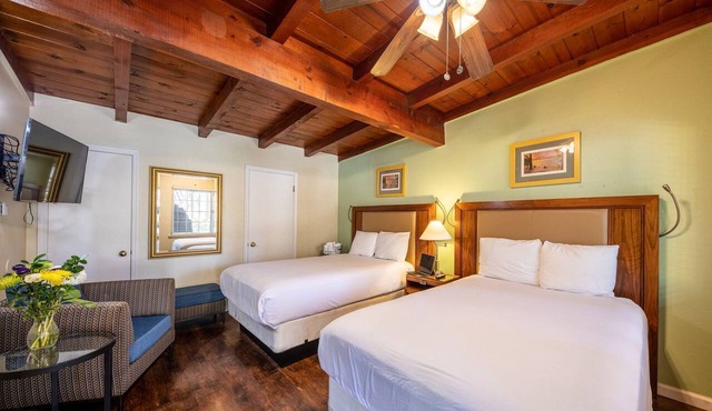 Charming 2 Queen bedroom lodge in South Lake Tahoe for a relaxing stay