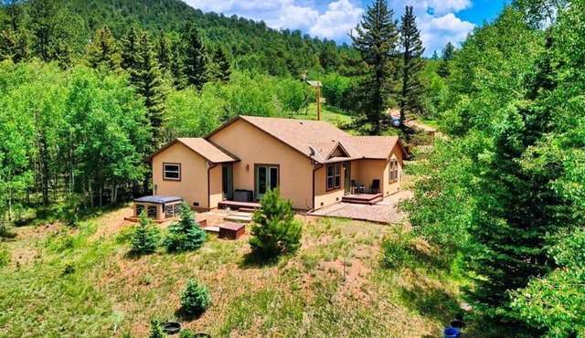 Charming 3-bedroom house with hot tub and WiFi in awesome Cripple Creek