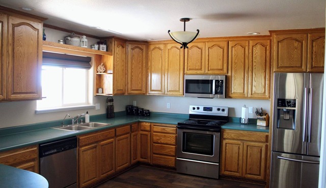 Charming 3-bedroom farmhouse in Sutter Creek with pool table, two story deck.