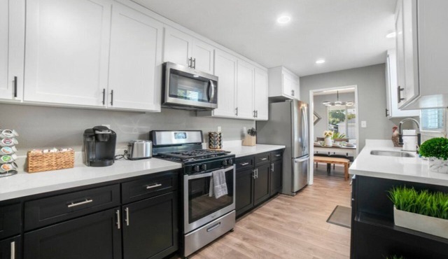 Charming 3-bedroom w/Big Yard + Hot Tub + Garage Parking