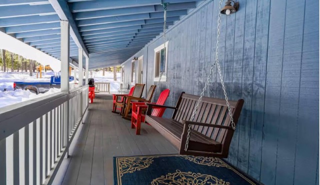 Charming 4-bedroom cabin with WiFi and AC in Forest Lakes