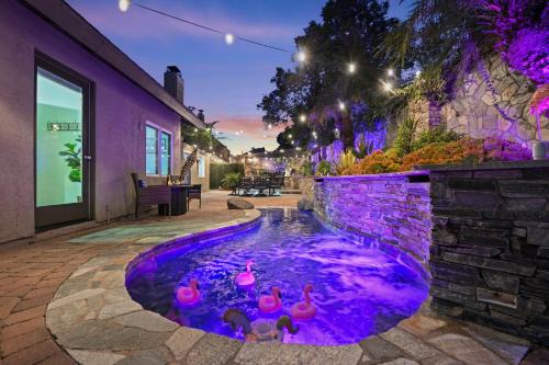 Charming Coastal Escape Resort-Style Walk-In Spa