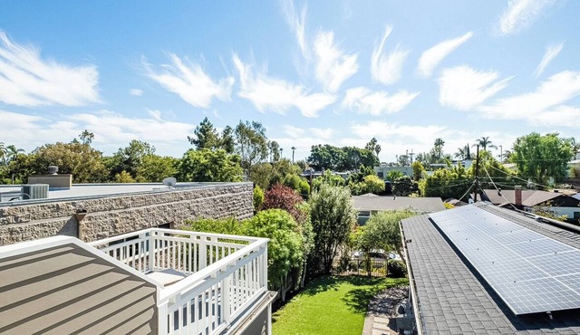Charming cottage near Adams with rooftop deck