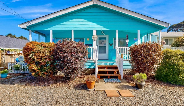 Charming home two blocks from the beach private hot tub and washer dryer
