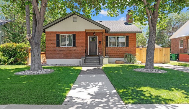 Charming House in Midtown District walking distance from restaurants