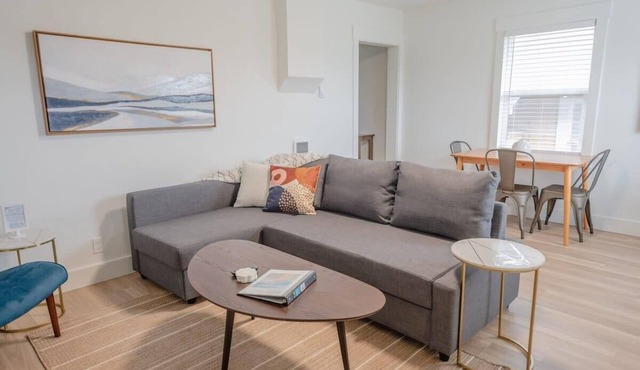 Charming Modern Cottage, Downtown @pinpointstays