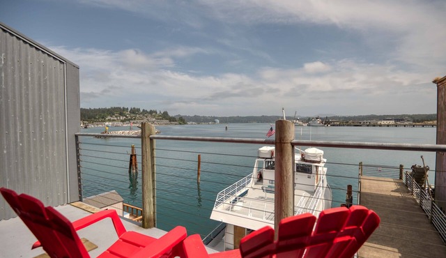 Charming Studio with Kitchenette has Bayfront Deck Overlooking Newports Harbor!