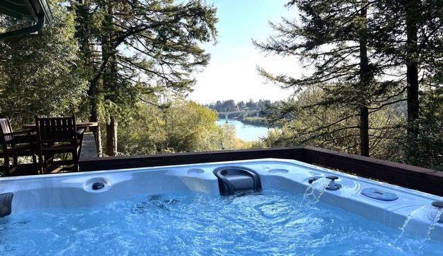 Chetco Riverview! Private! Rejuvenating Hot Tub! King Bed!