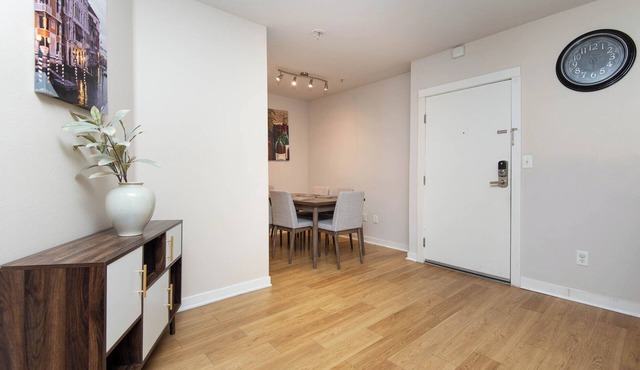 Chic 2-Bed Apt in Fabulous Los Angeles with Balcony, Fitness Room and WiFi
