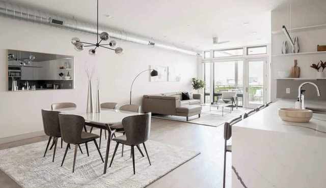 Chic King Suite | Balcony+Downtown Views | Tesoro