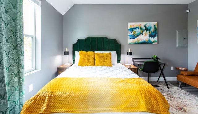 Chic Studio – Steps to Dining, Wi-Fi & A/C