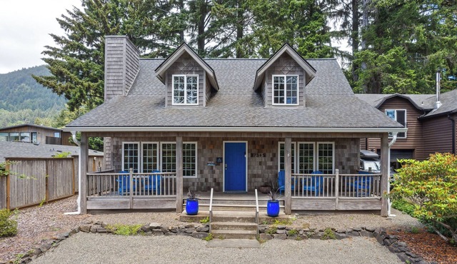 Coastal Cottage-Manzanita, OR-Fire pit, 3 blks to beach, Dogs welcome.