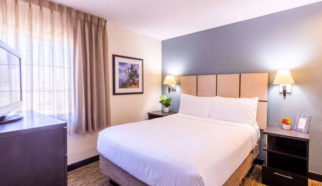 Coastal Getaway in Santa Ana! 2 Relaxing Units, Full Kitchen, Pets Allowed!