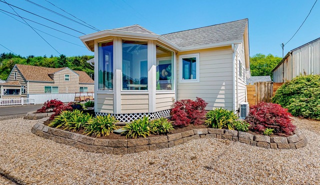 Comfy dog-friendly bay home with kitchenette, gas grill, patio, yard, and W/D