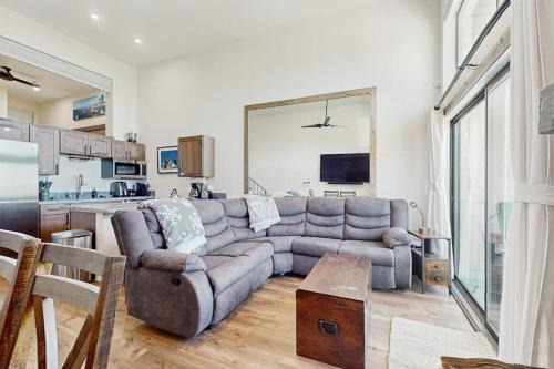 CONDO WITH BEAUTIFUL LAKE VIEW & CLOSE TO STAGE COACH LODGE