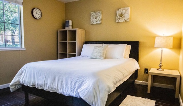 Corporate rental-Private patio- Parking-WIFI- Full size W/D in unit