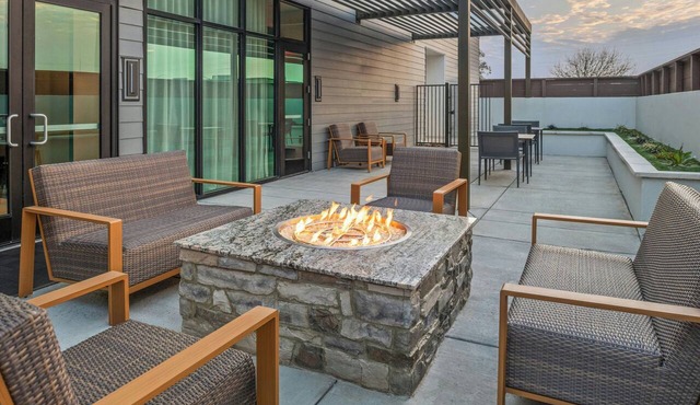 Courtyard By Marriott Woodland