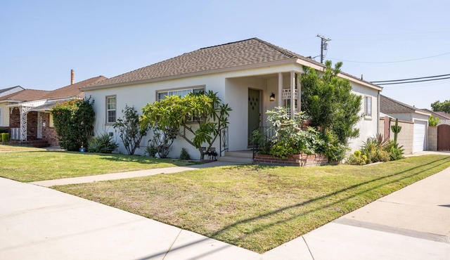 Cozy 2-bedroom house in charming Long Beach with AC, backyard, laundry, kitchen