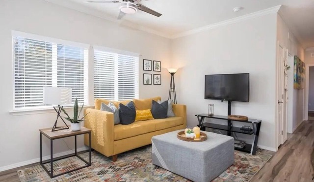 Cozy 2-bedroom mobile home in delightful Chula Vista with AC, fitness room