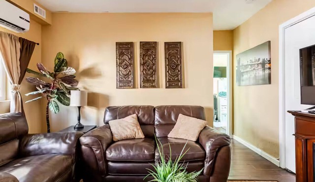 Cozy 2 Bedroom Suite, patio w/lights & BBQ grill!