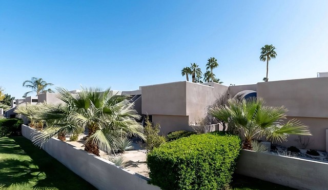 Cozy 4 Two-BR Suites w/Pool, Gym & Garden Access | BBQ and Free Parking!