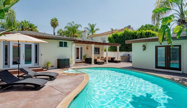Cozy 5 Bed Home with Pool and Jacuzzi Minutes from Universal Studios