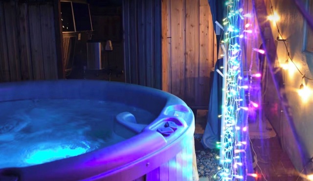 Cozy airstream escape, hot tub & lights